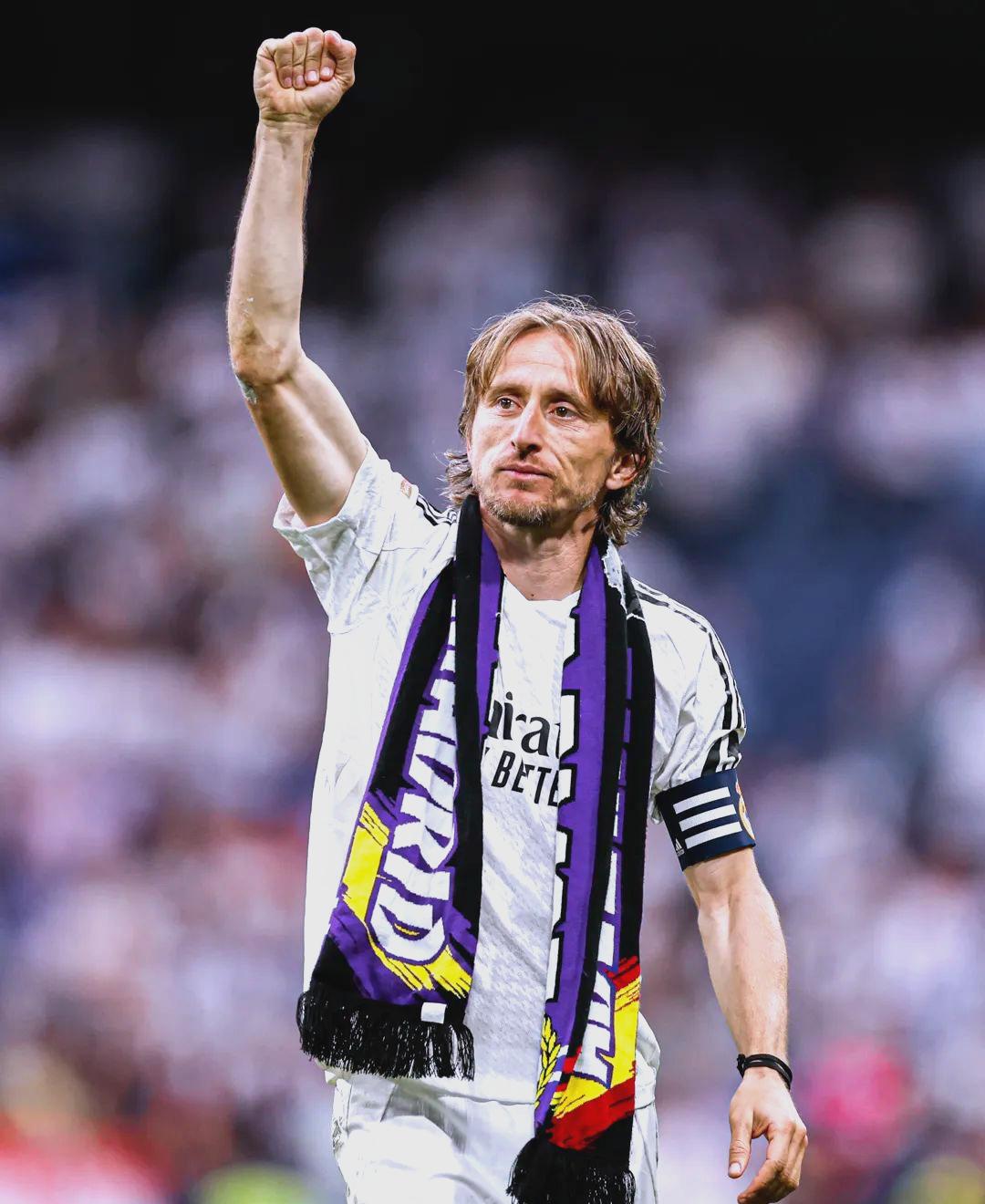 前河北队门将王年将成拍戏时被打伤，眼角被打开缝了三针